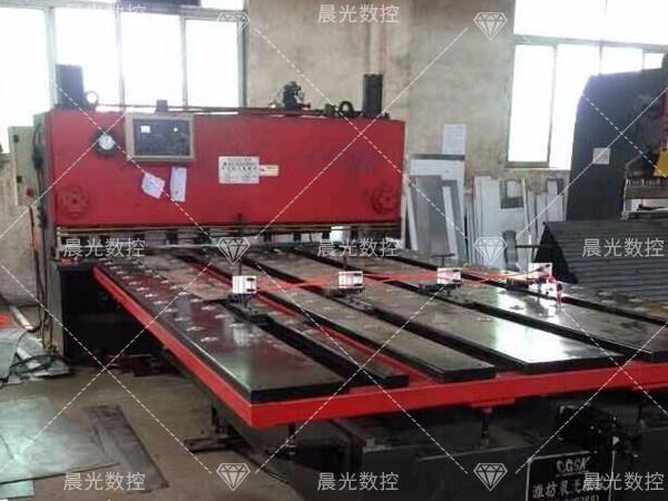 數(shù)控剪板前送料機(jī)有哪些優(yōu)勢？