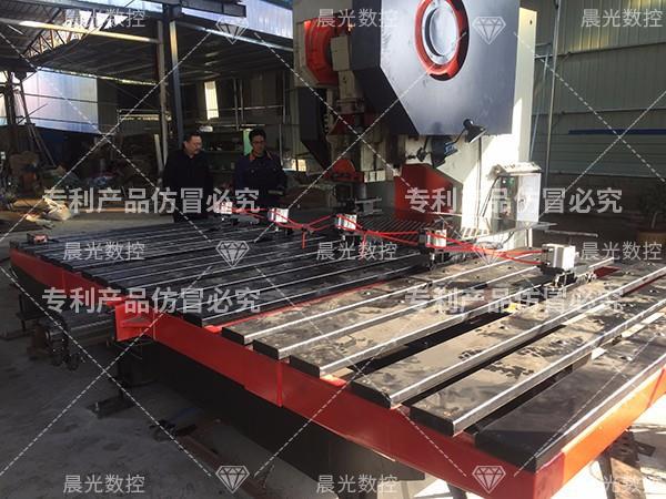 我們應(yīng)該如何安裝沖床送料機(jī)？